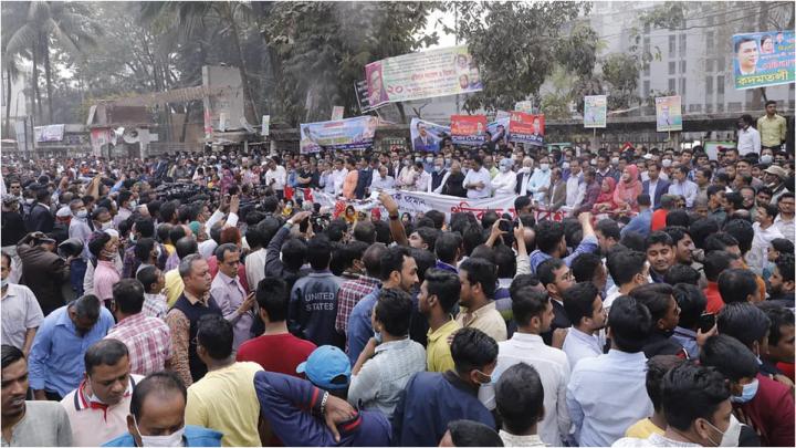 বিএনপি খালেদা জিয়ার মুক্তির দাবিতে রাজধানীতে বিক্ষোভ সমাবেশ করছে